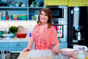 Ο Άκης Πετρετζίκης απαντά στην Αργυρώ Μπαρμπαρίγου για την περίφημη γαλατόπιτα