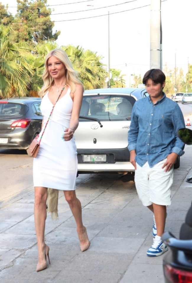 Φαίη Σκορδά | Με συνοδό τον γιο στη βάφτιση της κόρης της Μαρίας Ηλιάκη