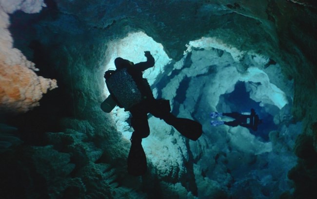 Το καθηλωτικό "Underwater" κάνει πρεμιέρα την Κυριακή του Πάσχα στο Cosmote History HD