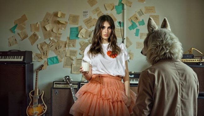 Αγνώριστη η Παυλίνα Βουλγαράκη στο νέο της video clip