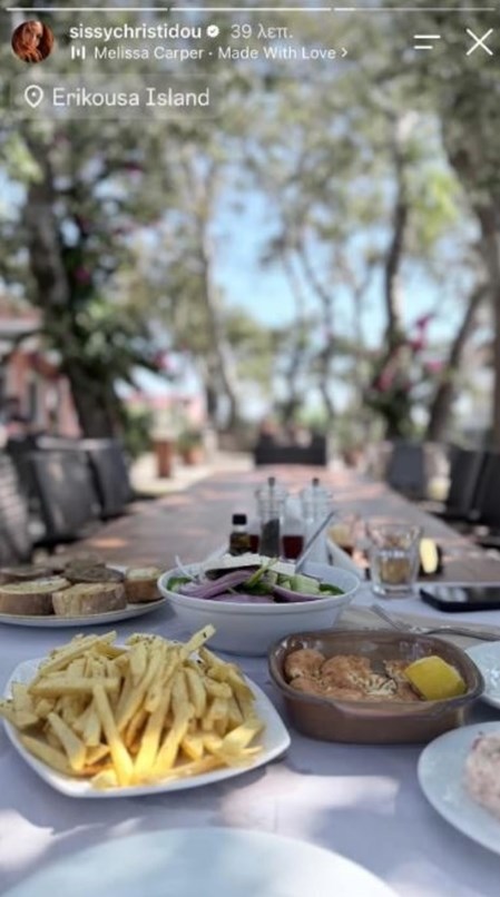 Η Σίσσυ Χρηστίδου στην Ερεικούσα μαζί με τον σύντροφό της - Για φαγητό σε ταβερνάκι του νησιού