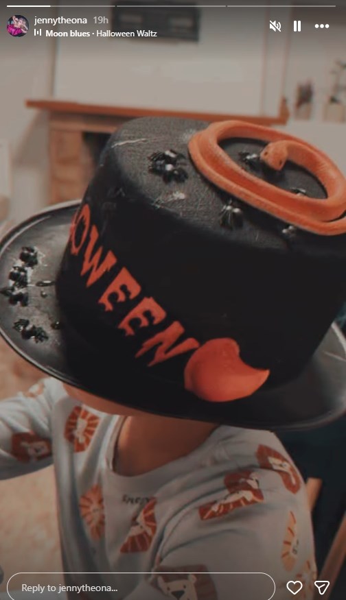 Σε Halloween mood η Τζένη Θεωνά | Απαθανατίζει τον Αρίωνα Αναστασιάδη με το πιο spοoky καπέλο