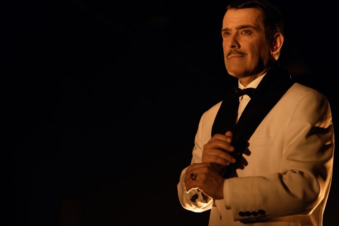Η παράσταση "MANOLIS | Καρδιά σε Τέσσερις Χορδές" κάνει απόψε πρεμιέρα στο Αίθριο του Κέντρου Πολιτισμού "Ελληνικός Κόσμος"