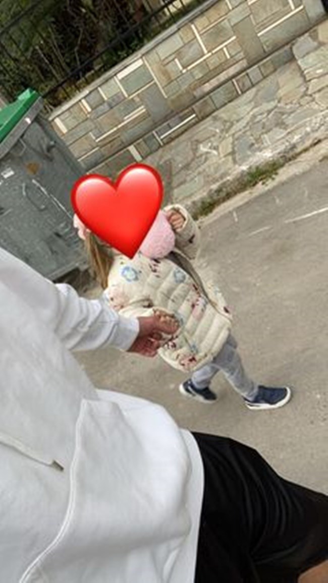 Ο Άγγελος Λάτσιος βόλτα με την μικρή του αδερφή