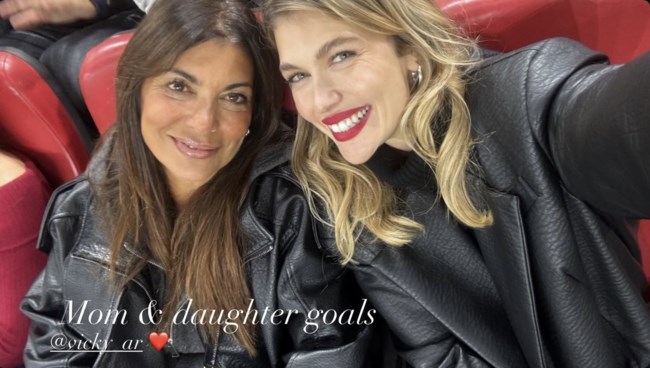 Η Κλέλια Ανδριολάτου στο γήπεδο με την πανέμορφη μητέρα της