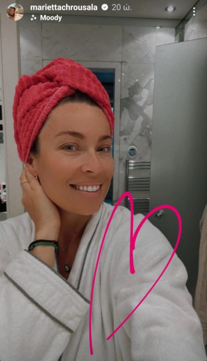 Η Μαριέττα Χρουσαλά στο μπάνιο του σπιτιού της | Το χρώμα που επικρατεί σε αυτό είναι η απόλυτη τάση