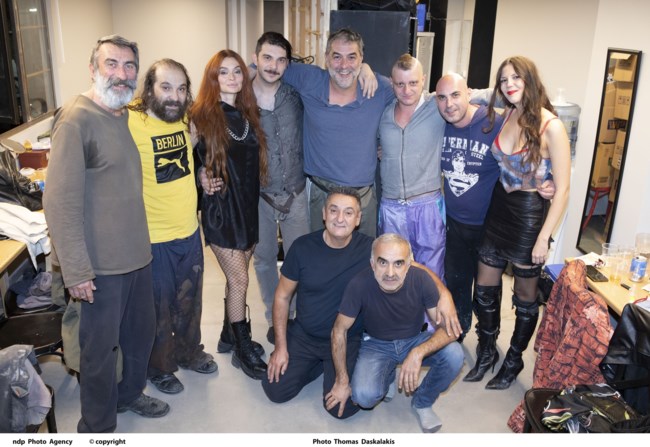 Ο Βασίλης Μπισμπίκης με τους συνεργάτες του