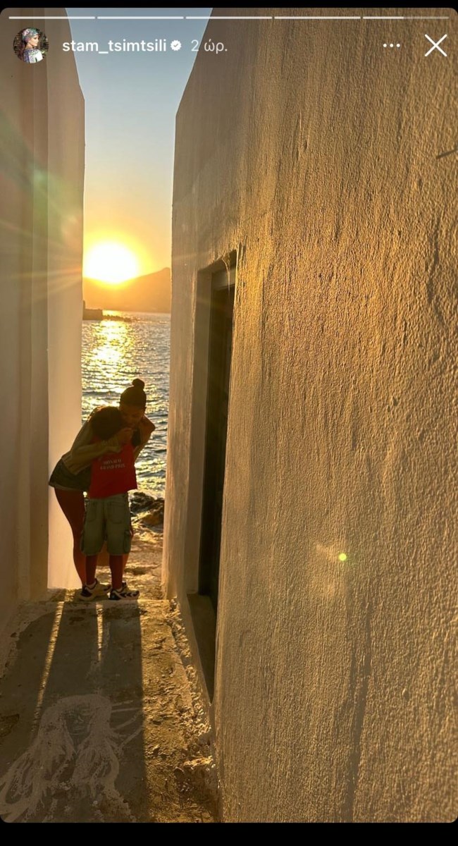 Η Σταματίνα Τσιμτσιλή αγκαλιά με τον γιο της στο ηλιοβασίλεμα