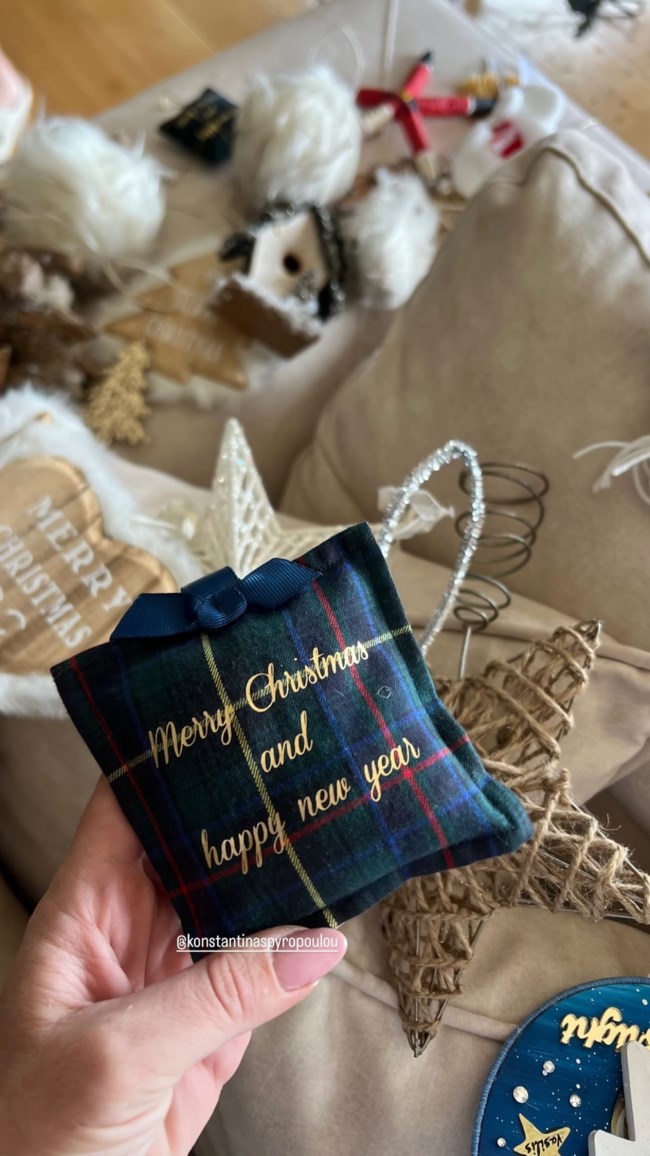 Η Κωνσταντίνα Σπυροπούλου μετέτρεψε το σαλόνι της σε χριστουγεννιάτικο χωριό