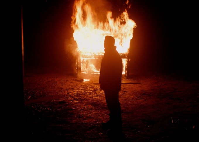 Ο Γιάννης Πλούταρχος στο κινηματογραφικής αισθητικής video clip του "Δε Γίνεται"