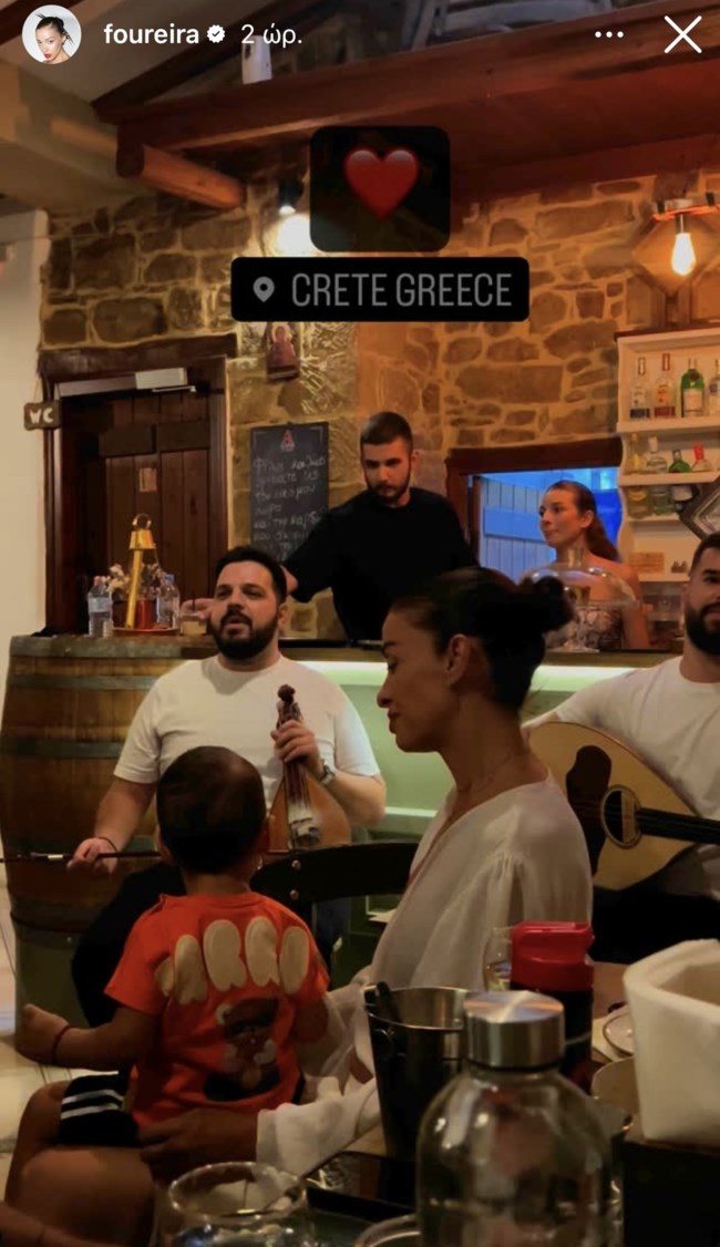 Η Ελένη Φουρέιρα σε κρητικό γλέντι με τον γιο της