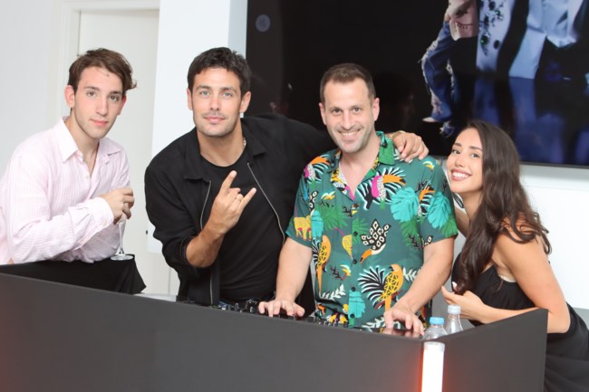 Ο Κώστας Μαρτάκης φωτογραφίζεται με την την Hessa Kay και τον DJ του Soho House.