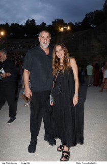 Δέσποινα Βανδή – Βασίλης Μπισμπίκης: Βραδιά στην Επίδαυρο για τις "Βάκχες"