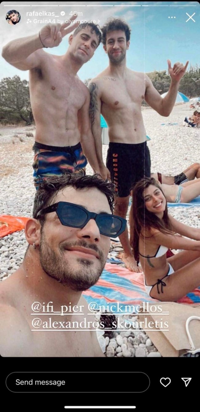 Σκουρλέτης, Μέλλος & Καρυωτάκης - Οι πρωταγωνιστές από τη "Γη της Ελιάς" με μαγιό μπροστά στον φακό