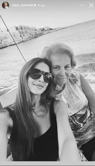 Η Σταματίνα Τσιμτσιλή ποζάρει με τη μητέρα της στην Πάρο