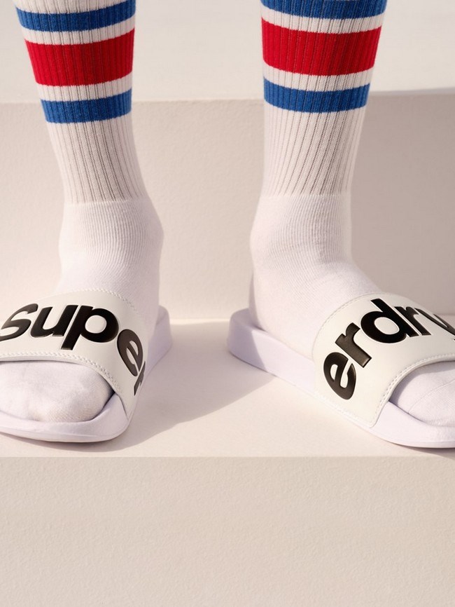 Η νέα συλλογή της Superdry με φόντο το γαλάζιο του Αττικού Ουρανού