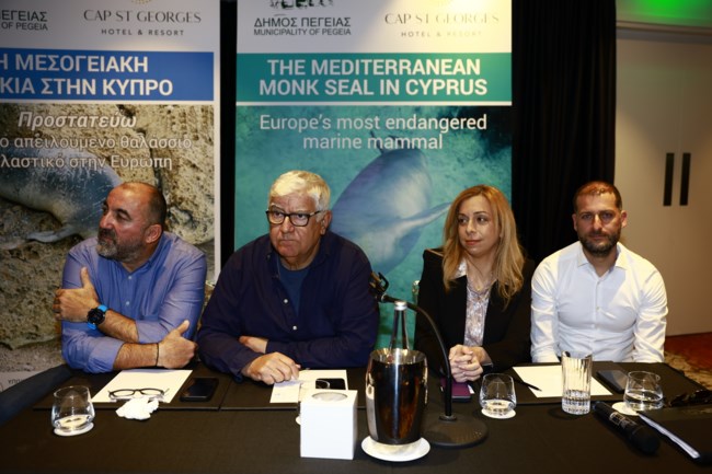 Χάρης Νικολάου - Δρ. Πάνος Δενδρινός - Μελίνα Μάρκου - Γιάννης Ιωάννου, στην παρουσίαση των θετικών αποτελεσμάτων των ενεργειών για την προστασία της θαλάσσιας φώκιας Monachus Monachus στην Κύπρο, στην περιοχή του Δήμου Πέγειας στην επαρχία Πάφου
