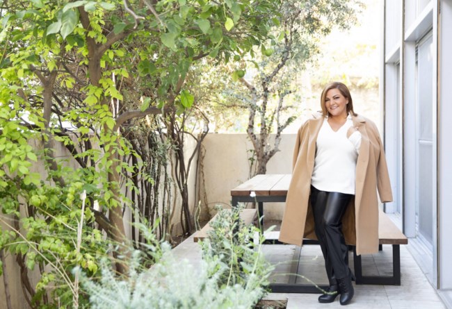 Η Βίκυ Σταυροπούλου ξέρει πώς θα ντυθείς τα φετινά Χριστούγεννα στο σπίτι