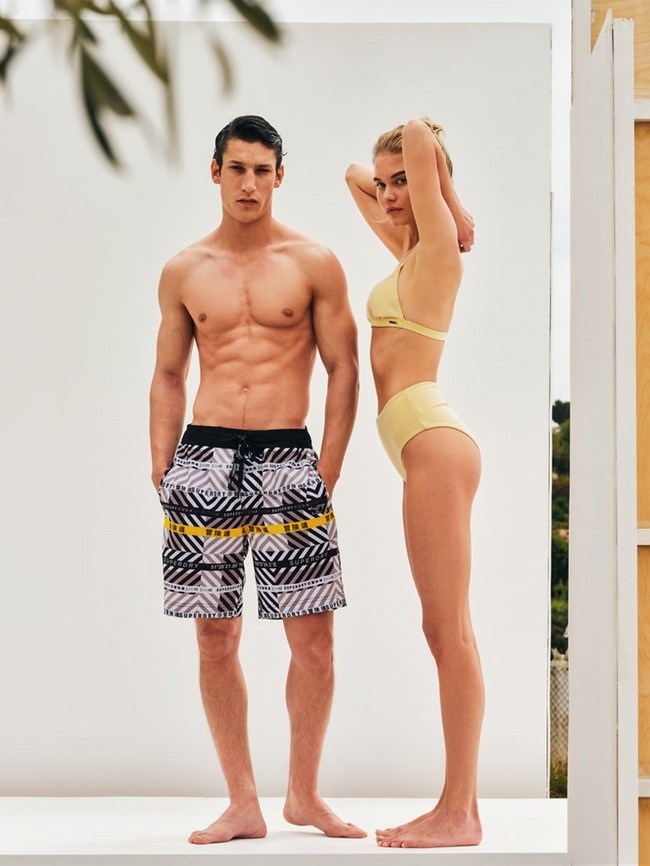 Η νέα συλλογή της Superdry με φόντο το γαλάζιο του Αττικού Ουρανού