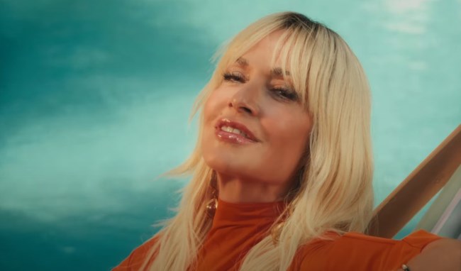Η Άννα Βίσση δημιουργεί ξανά τον glam καλλιτεχνικό εαυτό της