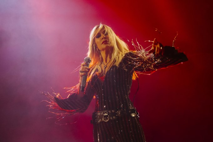 Η Άννα Βίσση σε μια αποθεωτική πρεμιέρα για τα 10 χρόνια "Hotel Ερμού"