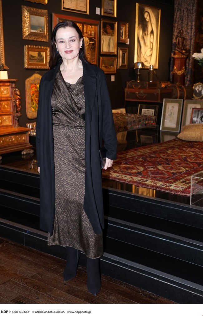 Η Καρυοφυλλιά Καραμπέτη με σατέν φόρεμα από τη Massimo Dutti σε βραδινή έξοδο