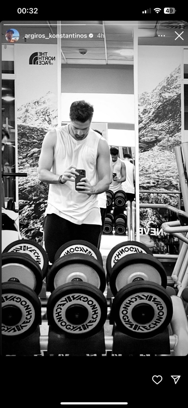 Eye candy | Ο Κωνσταντίνος Αργυρός ποζάρει με αμάνικο μπλουζάκι μέσα από το γυμναστήριο