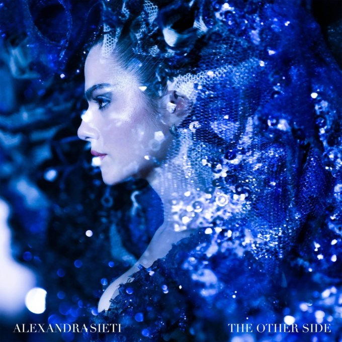 Η Alexandra Sieti μας δείχνει την "άλλη πλευρά της" με το "The Other Side"