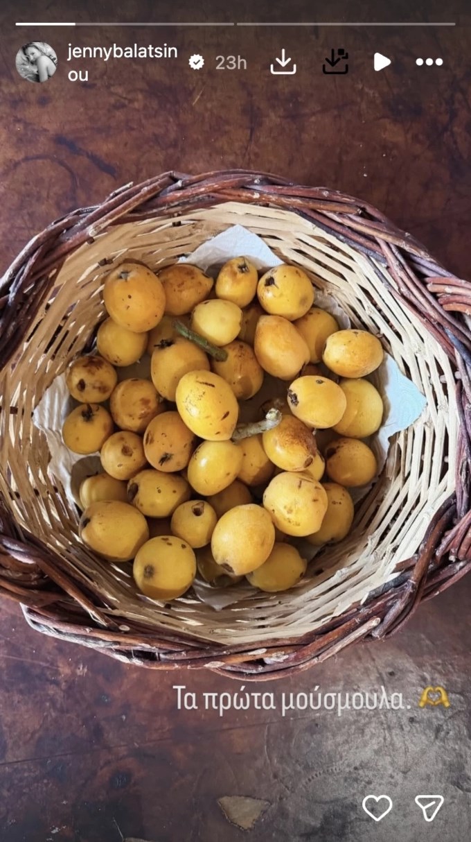 Η Τζένη Μπαλατσινού στον κήπο της στην Πάτμο