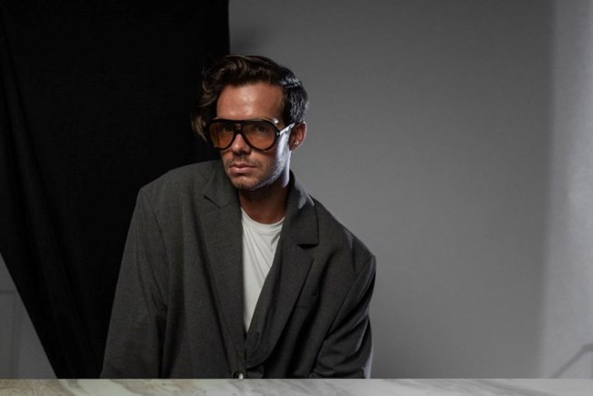 Γυαλιά ηλίου Tom Ford με σκελετό Aviator.