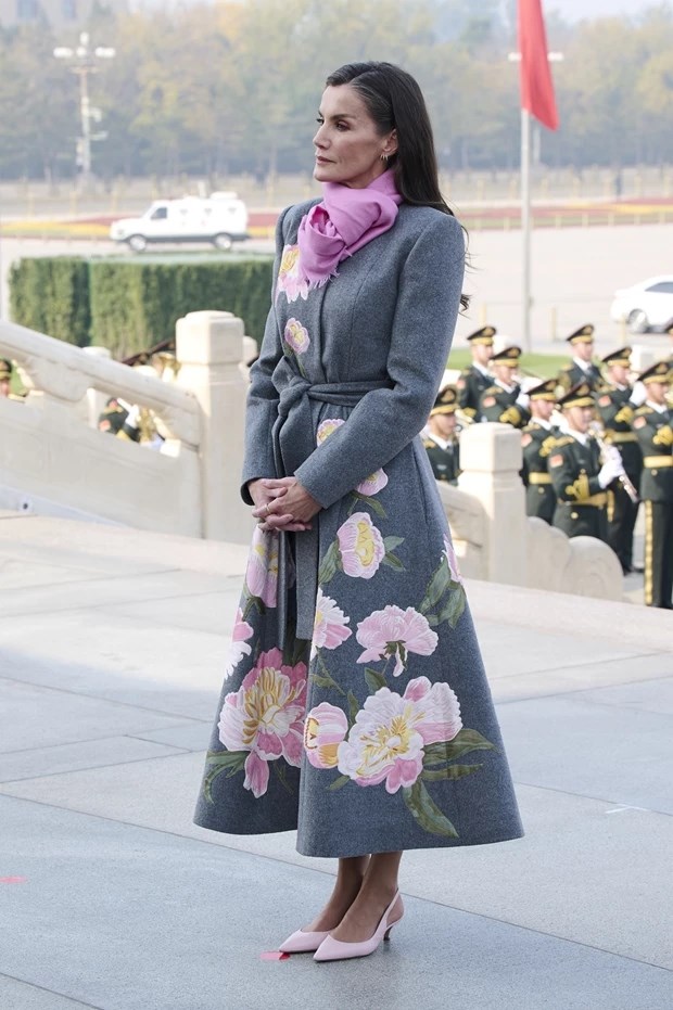 Φόρος τιμής! H ανατολίτικη πινελιά στη νέα εμφάνιση της βασίλισσας Letizia στην Κίνα