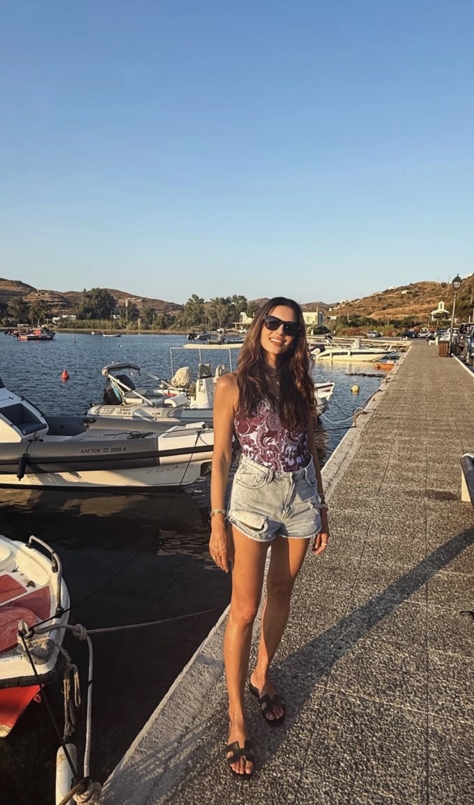 Πώς θα φορέσεις το τζιν σορτς σου στις διακοπές σύμφωνα με τη Σταματίνα Τσιμτσιλή