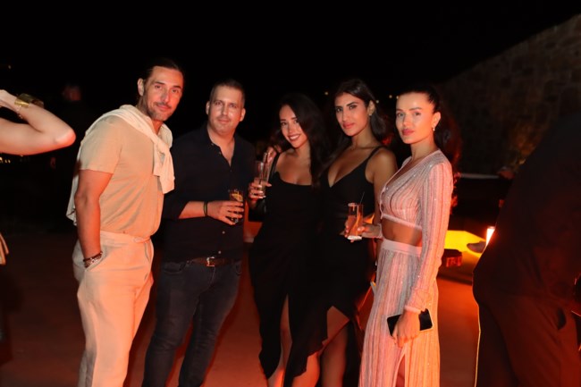 Ο Αντιπρόεδρος της Point F Group κ. Δημήτρης Αθανασόπουλος  με τον ηθοποιό και παραγωγό από το Λος Ατζελες Παντελή Κοντογιάννη και τις Dressa Restelica, Hessa Kay και Gigi Brown, επιχειρηματίες από το Ντουμπάι.