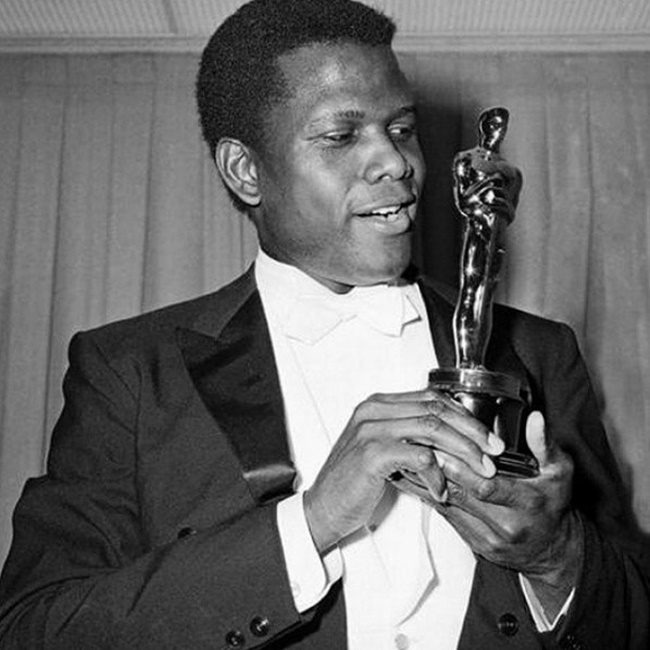 Ο Sidney Poitier γίνεται ο πρώτος έγχρωμος άντρας που κερδίζει το Oscar Α’ Αντρικού Ρόλου