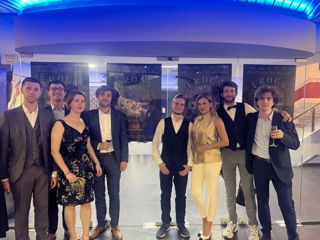 Frogs | Επίσημη πρεμιέρα