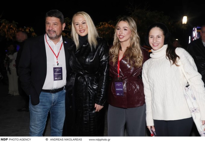 Νίκος Χαρδαλιάς | Η σπάνια δημόσια εμφάνιση με τη σύζυγο και τις κούκλες κόρες του