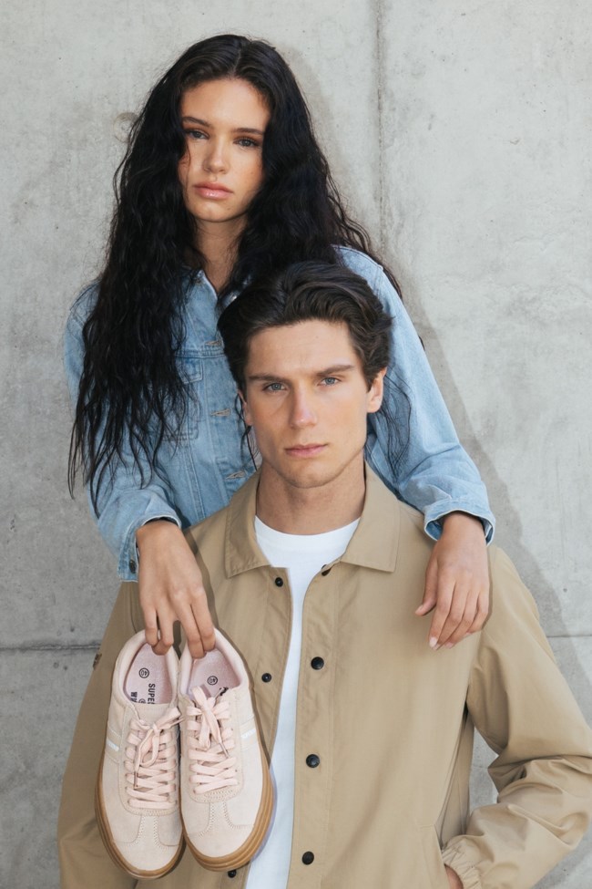 H Superdry υποδέχεται το καλοκαίρι με νέα συλλογή και ταυτότητα