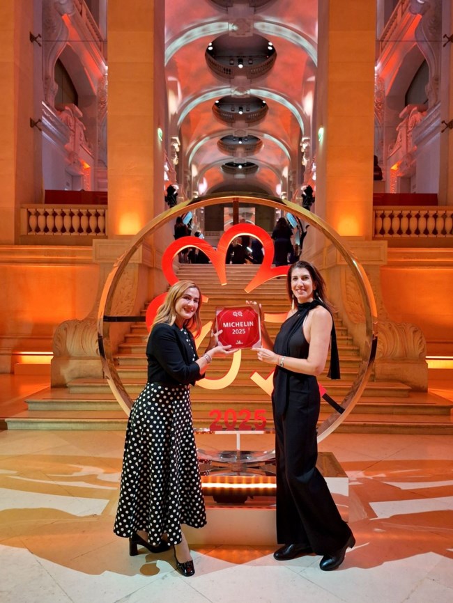 To "ΤΗΕ DOLLI" βραβεύτηκε με δύο MICHELIN Keys στο Παρίσι