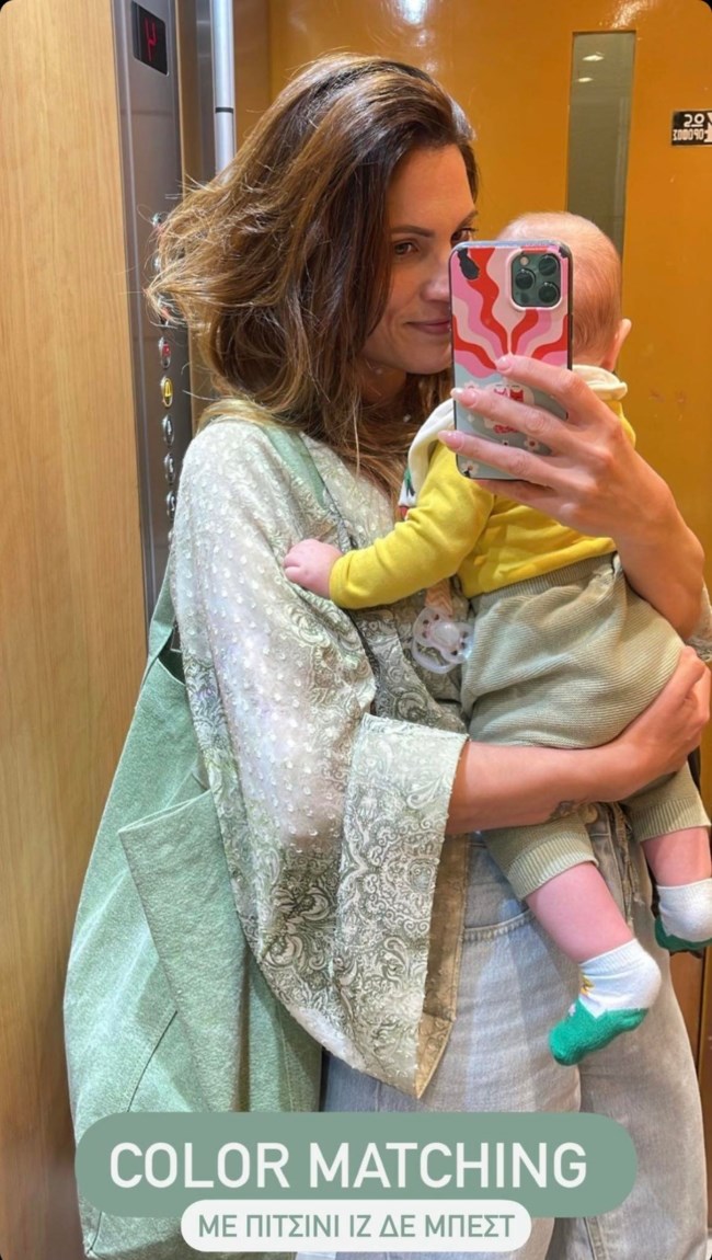 Η Μαίρη Συνατσάκη σε color matching φωτογραφία με την κόρη της