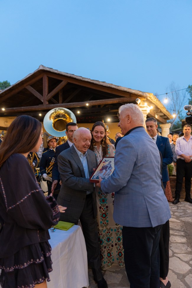 Η εικόνα του Αγίου Σπυρίδωνα από τον Περιφερειάρχη Γιάννη Τρεπεκλή στον Νίκο Δασκαλαντωνάκη