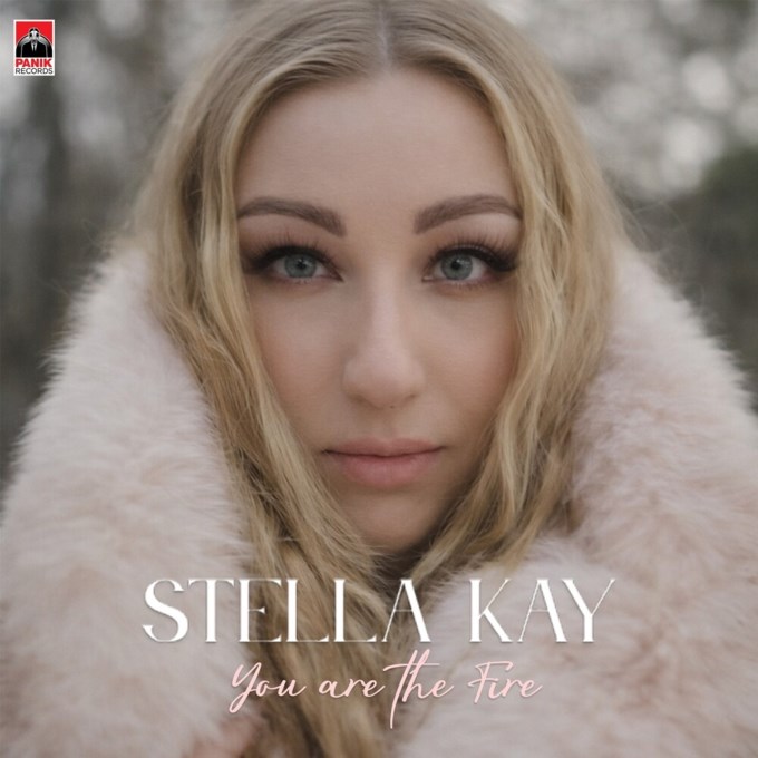 Η Stella Kay τραγουδά "You Are The Fire" και δημιουργεί ένα σύγχρονο pop anthem