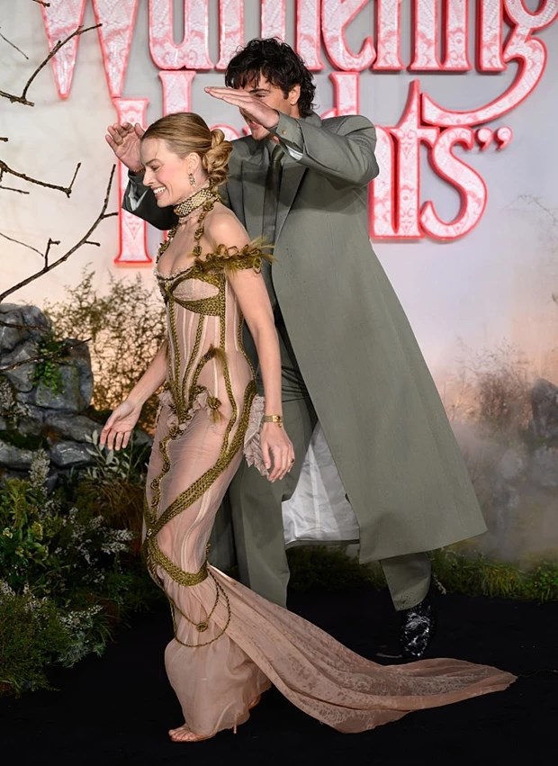 Jacob Elordi | Η όμορφη χειρονομία στη Margοt Robbie στην πρεμιέρα της ταινίας Ανεμορδαρμένη Ύψη