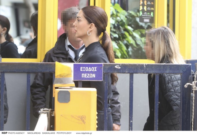 Η Σταματίνα Τσιμτσιλή στο πλευρό της Τίνας Μεσσαροπούλου - Οι φωτογραφίες από την άφιξη στον Ευαγγελισμό