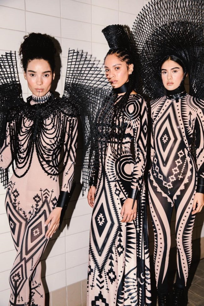 Η Peace&Chaos εντυπωσίασε στο MadWalk 2024 by Three Cents με τη συλλογή "Daughters of the Earth" και τη φωνή της Πηνελόπης Αναστασοπούλου