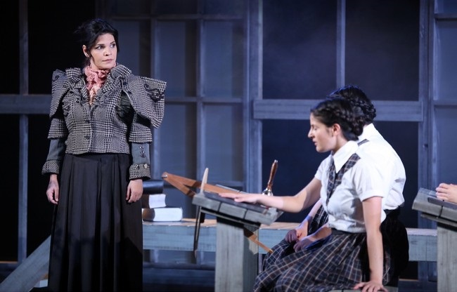 Ψίθυροι Στο Θέατρο «Αθηνών» - εικόνα 2