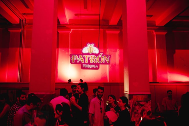 Διάσημες αφίξεις στο πάρτι της The Intermission στον Πειραιά