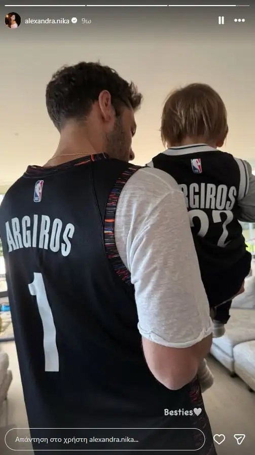 Η Αλεξάνδρα Νίκα φωτογραφίζει Κωνσταντίνο & Βασίλη Αργυρό με matchy μπλουζάκια