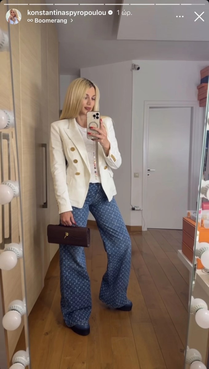 Η Κωνσταντίνα Σπυροπούλου με luxury τζιν παντελόνι και designer τσάντα που βλέπουμε παντού