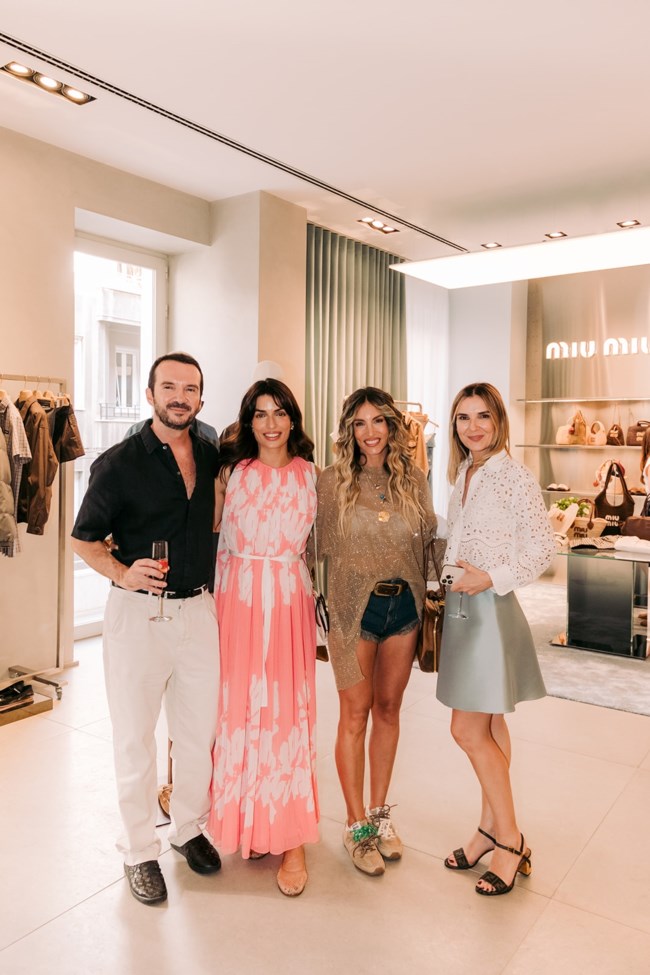 Δημήτρης Τσακούμης. Τόνια Σωτηροπούλου, Αθηνά Οικονομάκου, Ζέτα Τσακούμη