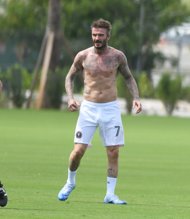 Ο David Beckham εντοπίσθηκε από τους φωτογράφου την ώρα που έπαιζε ποδόσφαιρο με τους γιους του